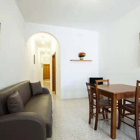 Dolphin Court דירה *