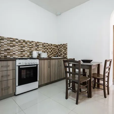 Dolphin Court Apartman Marsalforn